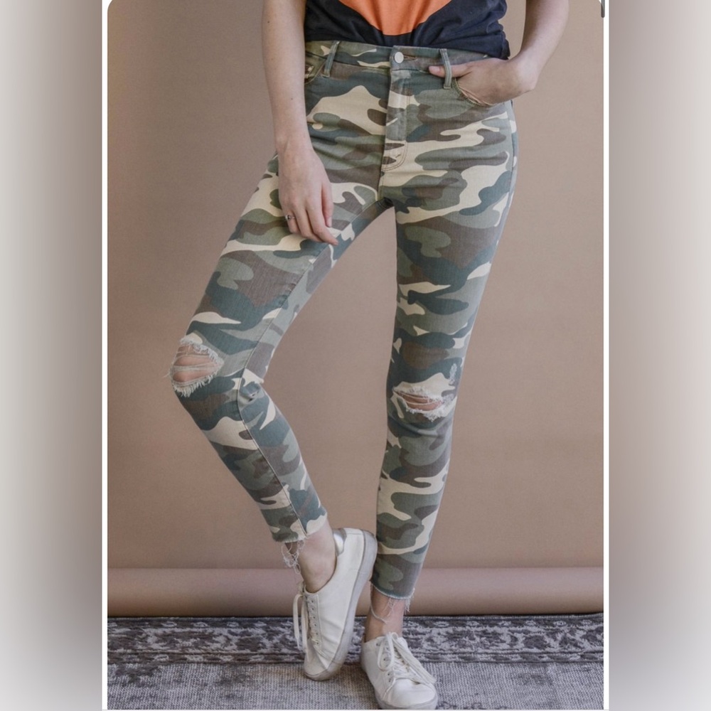 Mother High Waisted Looker Ankle Fray 26 camo NWT